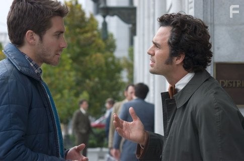Jake Gyllenhaal and Mark Ruffalo in Зодиак (2007)