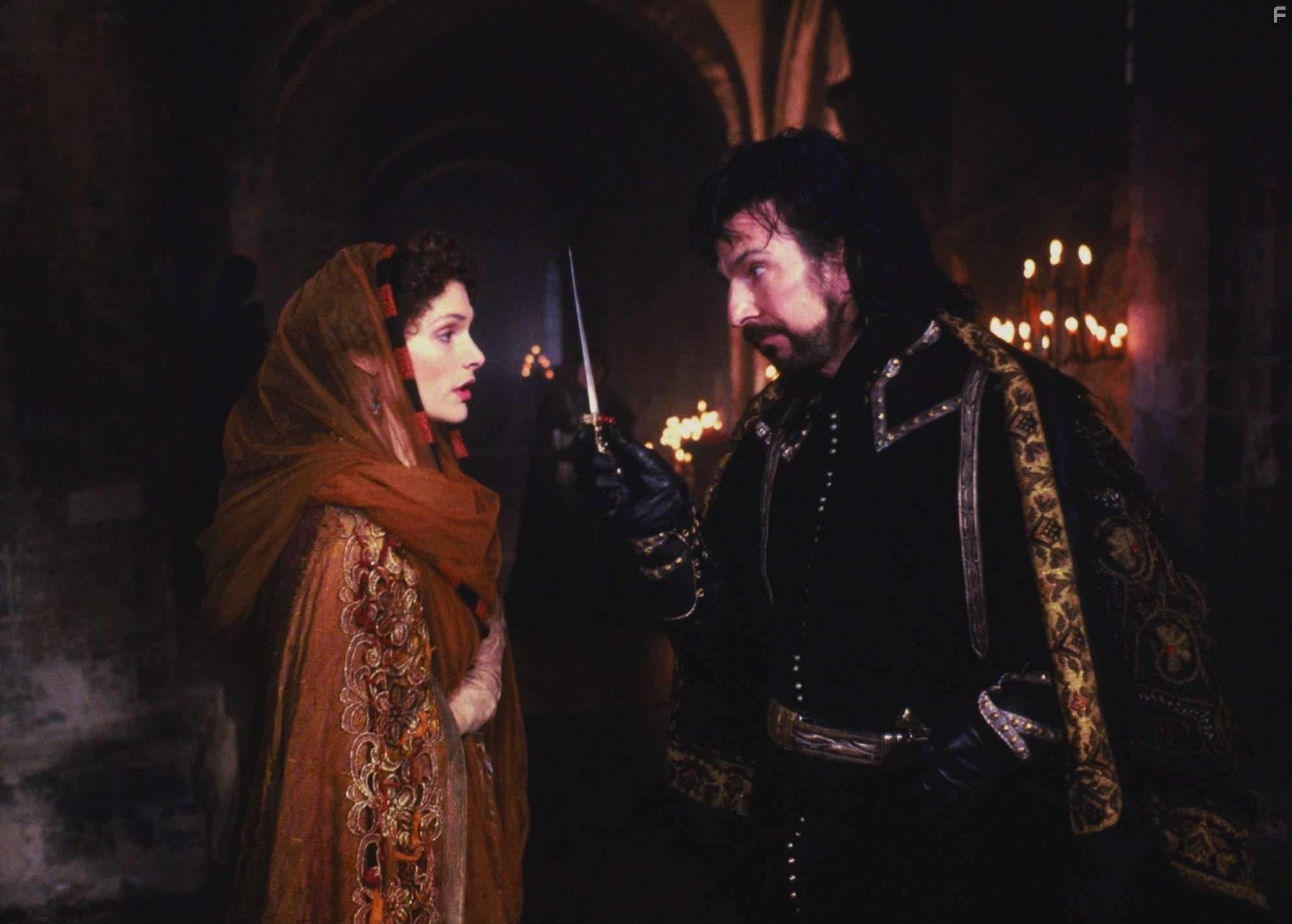Alan Rickman and Mary Elizabeth Mastrantonio in Робин Гуд: Принц воров (1991)