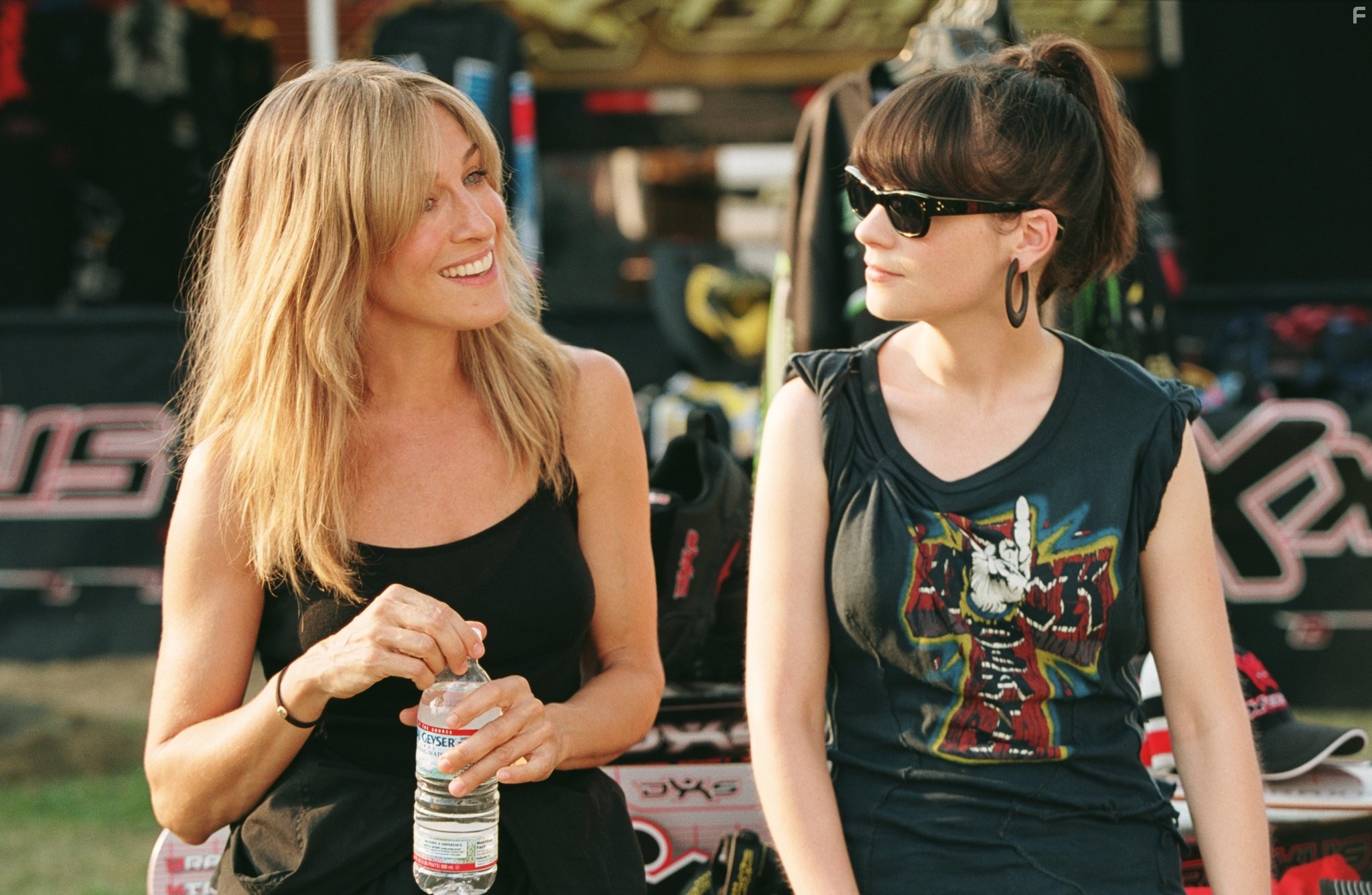 Sarah Jessica Parker and Zooey Deschanel in Любовь и прочие неприятности (2006)