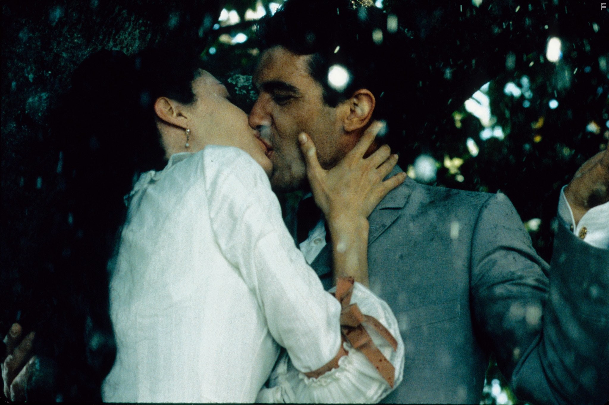 Antonio Banderas and Angelina Jolie in Соблазн (2001)
