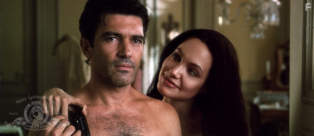 Antonio Banderas and Angelina Jolie in Соблазн (2001)