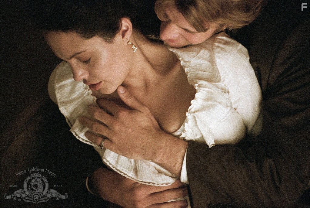 Angelina Jolie and Thomas Jane in Соблазн (2001)