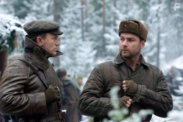 Liev Schreiber and Daniel Craig in Вызов (2008)