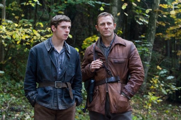 Jamie Bell and Daniel Craig in Вызов (2008)