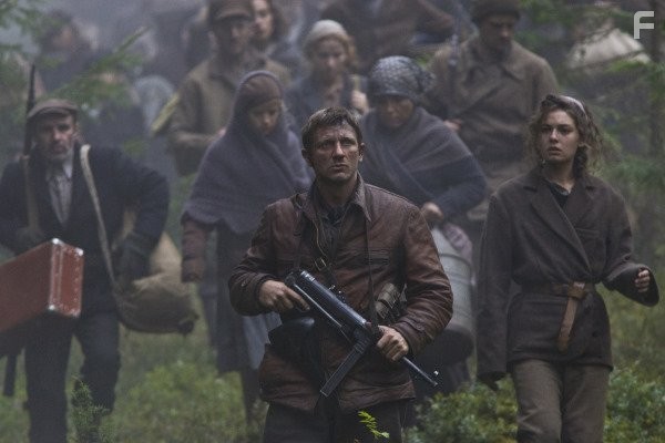 Daniel Craig and Alexa Davalos in Вызов (2008)