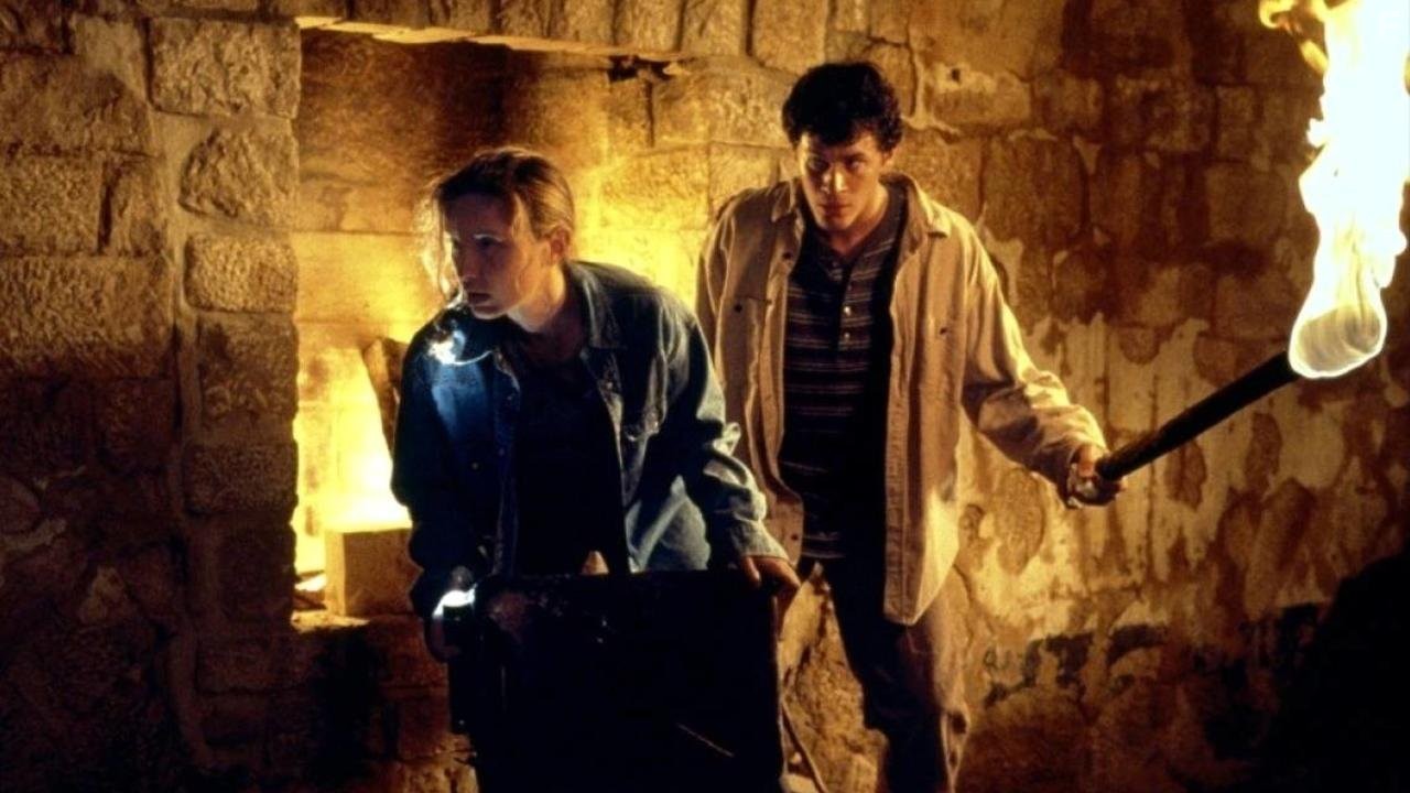 Julie Delpy and Tom Everett Scott in Американский оборотень в Париже (1997)