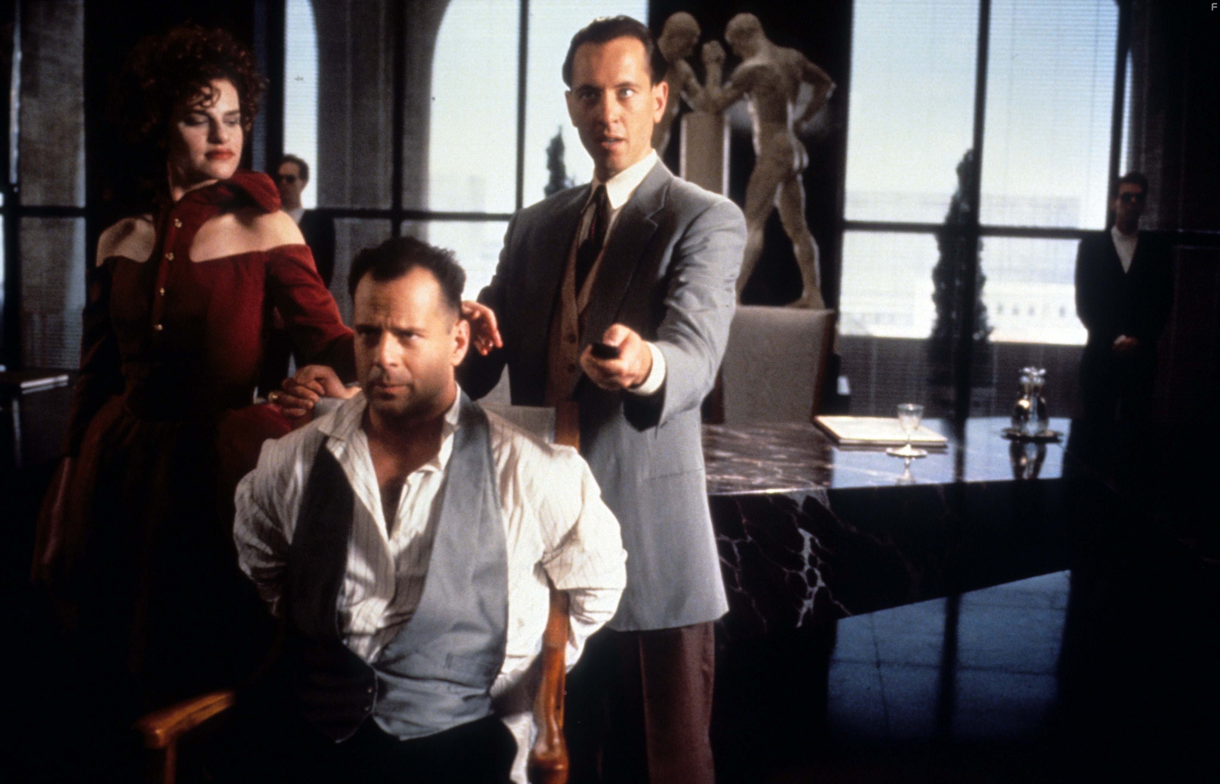 Bruce Willis, Sandra Bernhard, and Richard E. Grant in Гудзонский ястреб (1991)