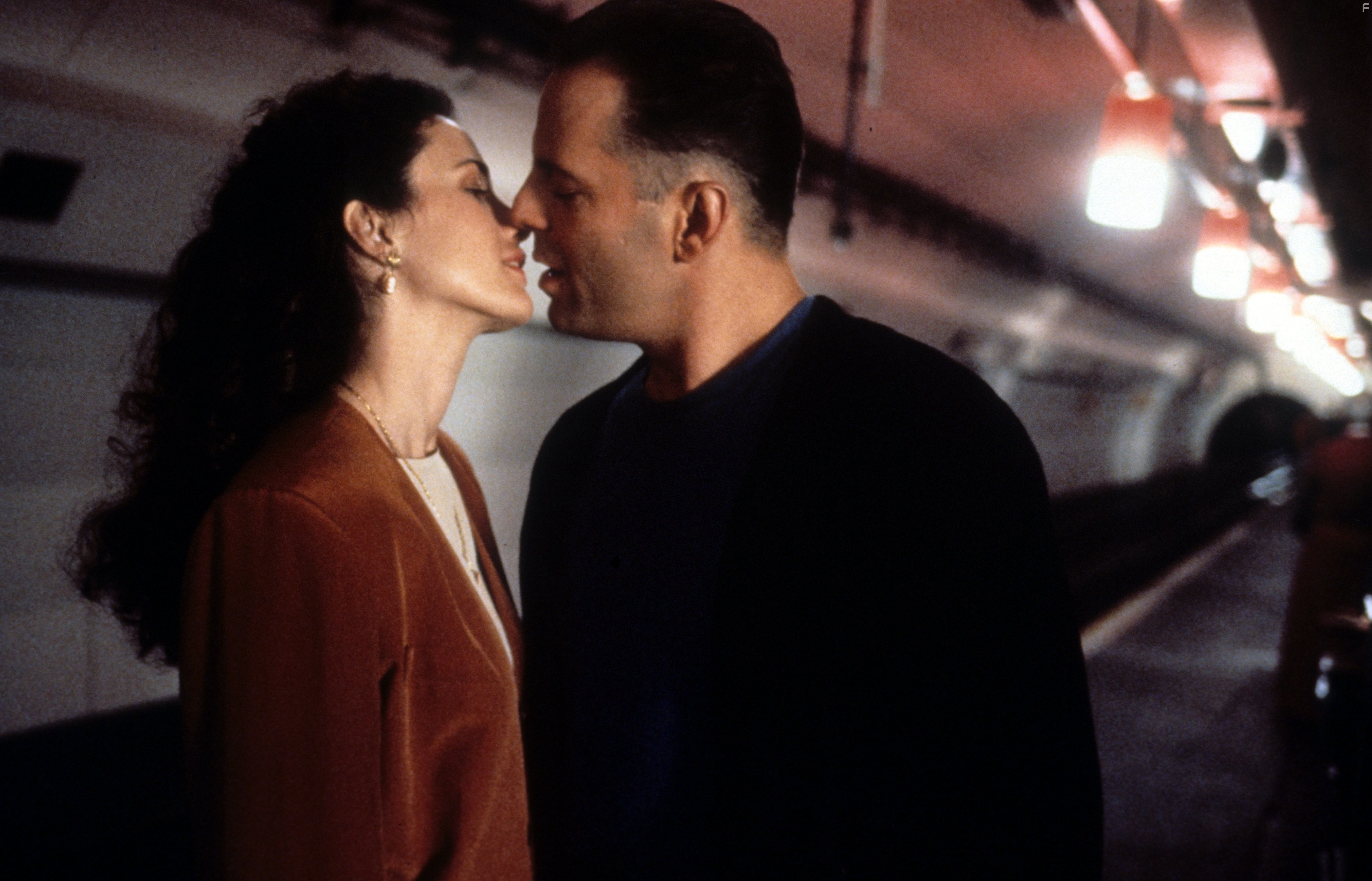 Bruce Willis and Andie MacDowell in Гудзонский ястреб (1991)