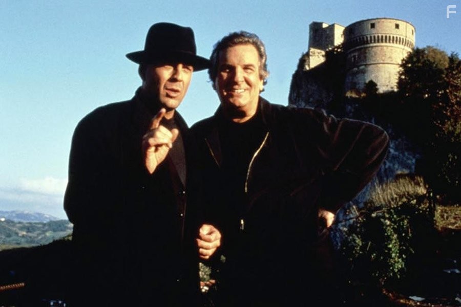 Bruce Willis and Danny Aiello in Гудзонский ястреб (1991)