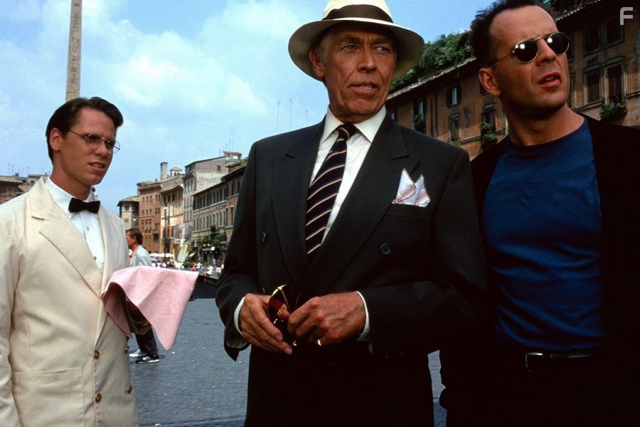 Bruce Willis, James Coburn, and Don Harvey in Гудзонский ястреб (1991)