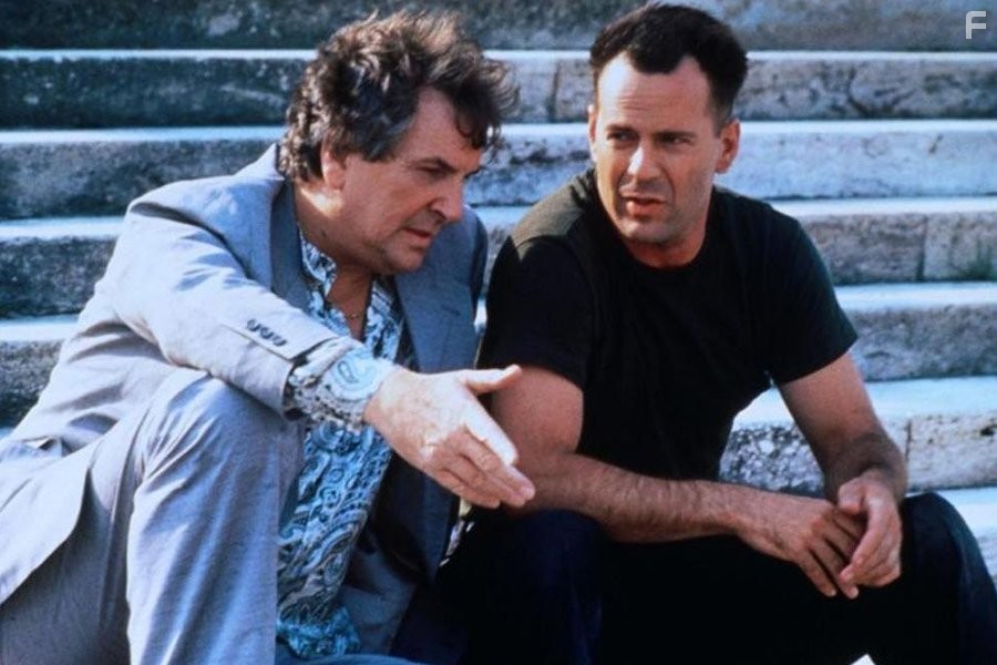 Bruce Willis and Danny Aiello in Гудзонский ястреб (1991)