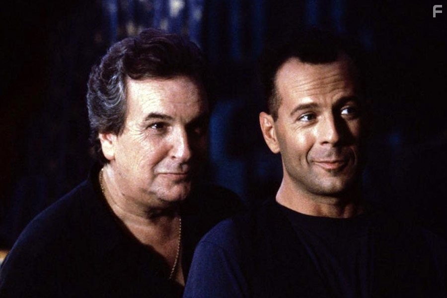 Bruce Willis and Danny Aiello in Гудзонский ястреб (1991)
