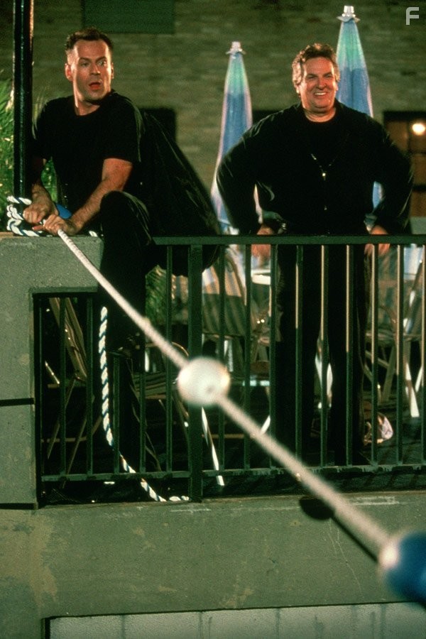 Bruce Willis and Danny Aiello in Гудзонский ястреб (1991)