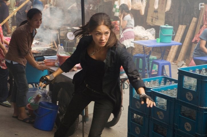 Kristin Kreuk in Уличный боец (2009)