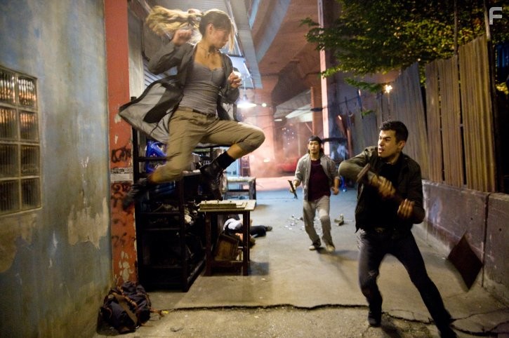 Kristin Kreuk in Уличный боец (2009)