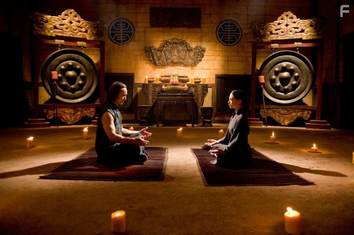 Kristin Kreuk and Robin Shou in Уличный боец (2009)