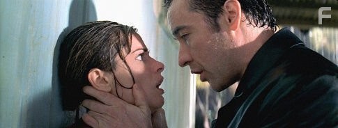 John Cusack and Amanda Peet in Идентификация (2003)