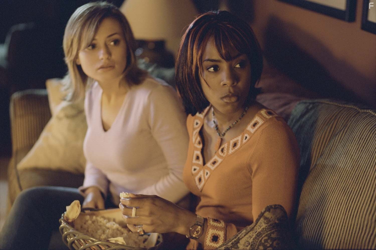Monica Keena and Kelly Rowland in Фредди против Джейсона (2003)