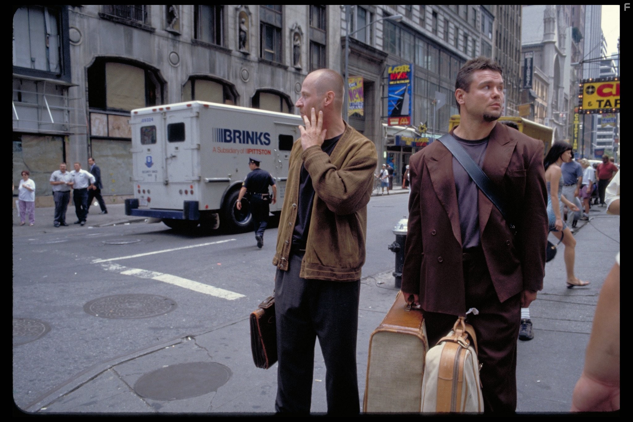 Karel Roden and Oleg Taktarov in 15 минyт славы (2001)