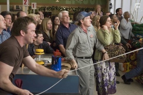 Marcia Gay Harden, Thomas Jane, and William Sadler in Мгла (2007)