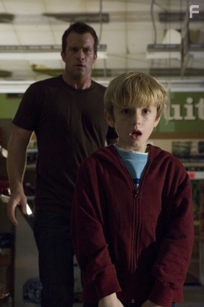 Thomas Jane and Nathan Gamble in Мгла (2007)