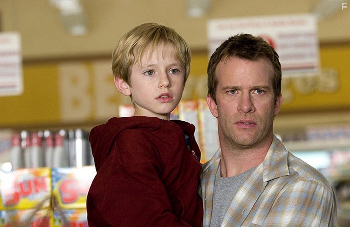 Thomas Jane and Nathan Gamble in Мгла (2007)