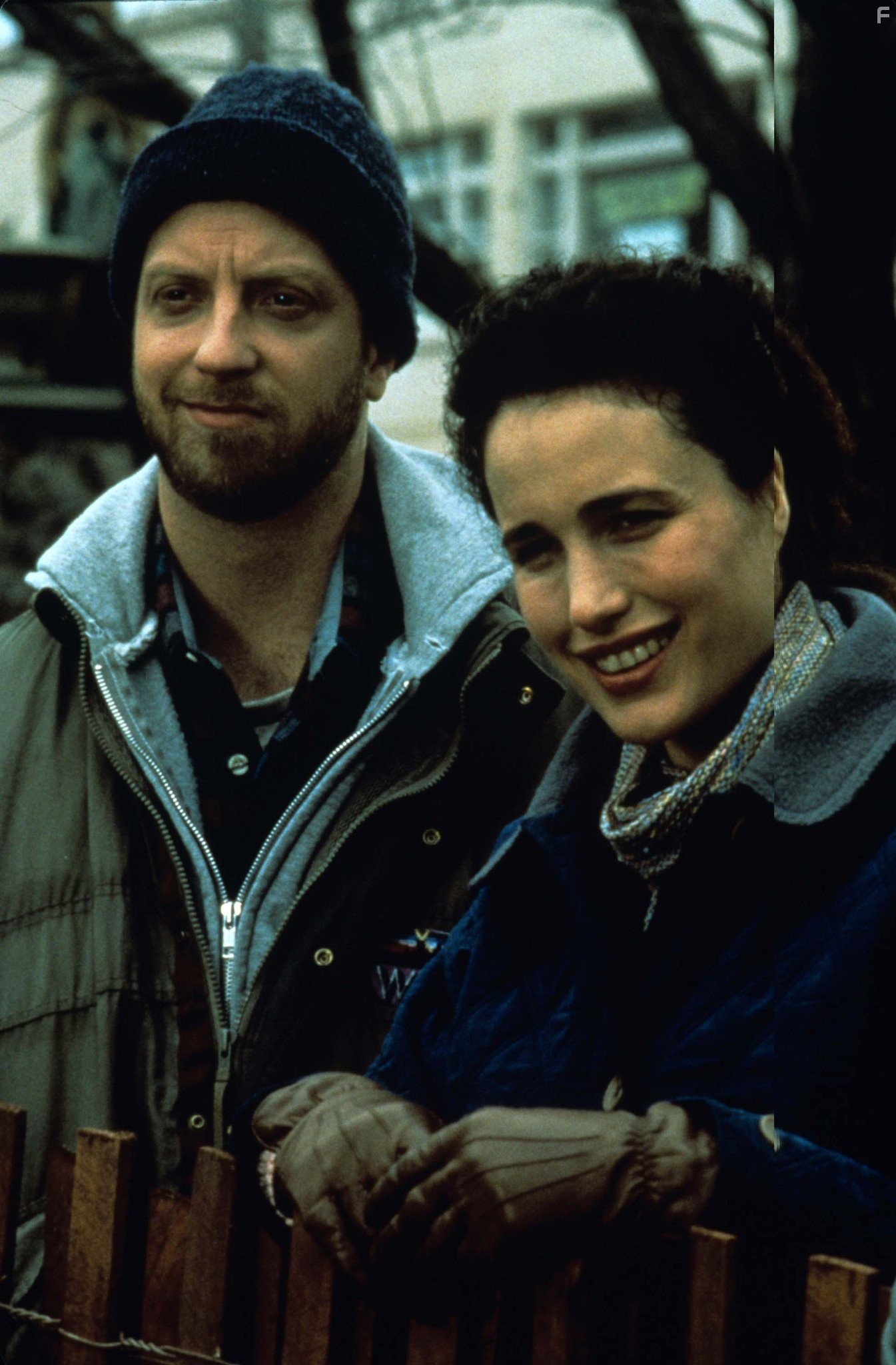 Andie MacDowell and Chris Elliott in День сурка (1993)