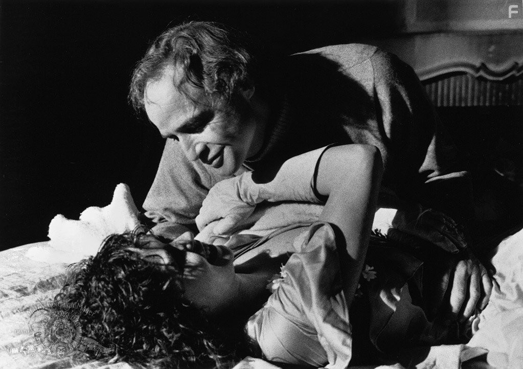 Marlon Brando and Maria Schneider in Последнее танго в Париже (1972)
