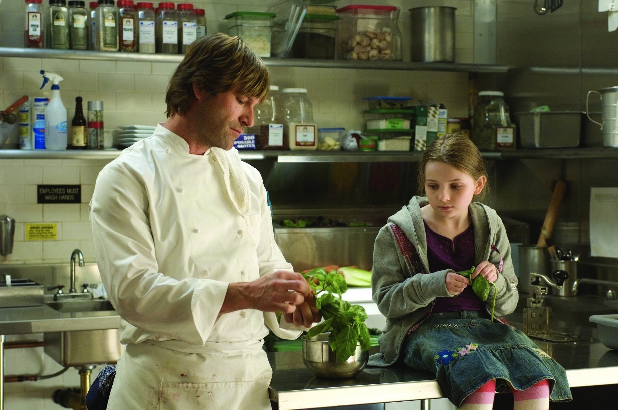 Aaron Eckhart and Abigail Breslin in Вкуc жизни (2007)