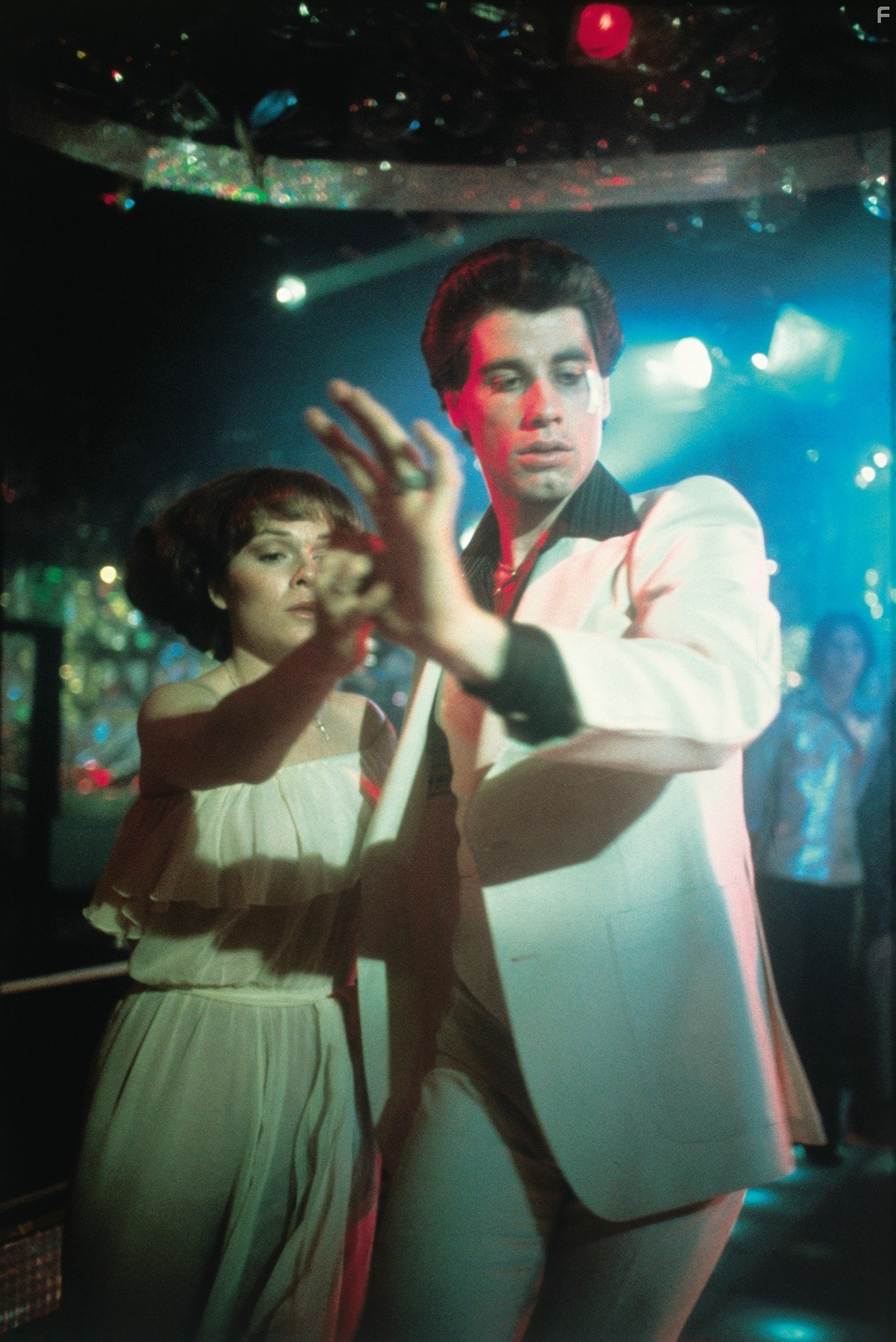 John Travolta and Karen Lynn Gorney in Лихорадка субботнего вечера (1977)