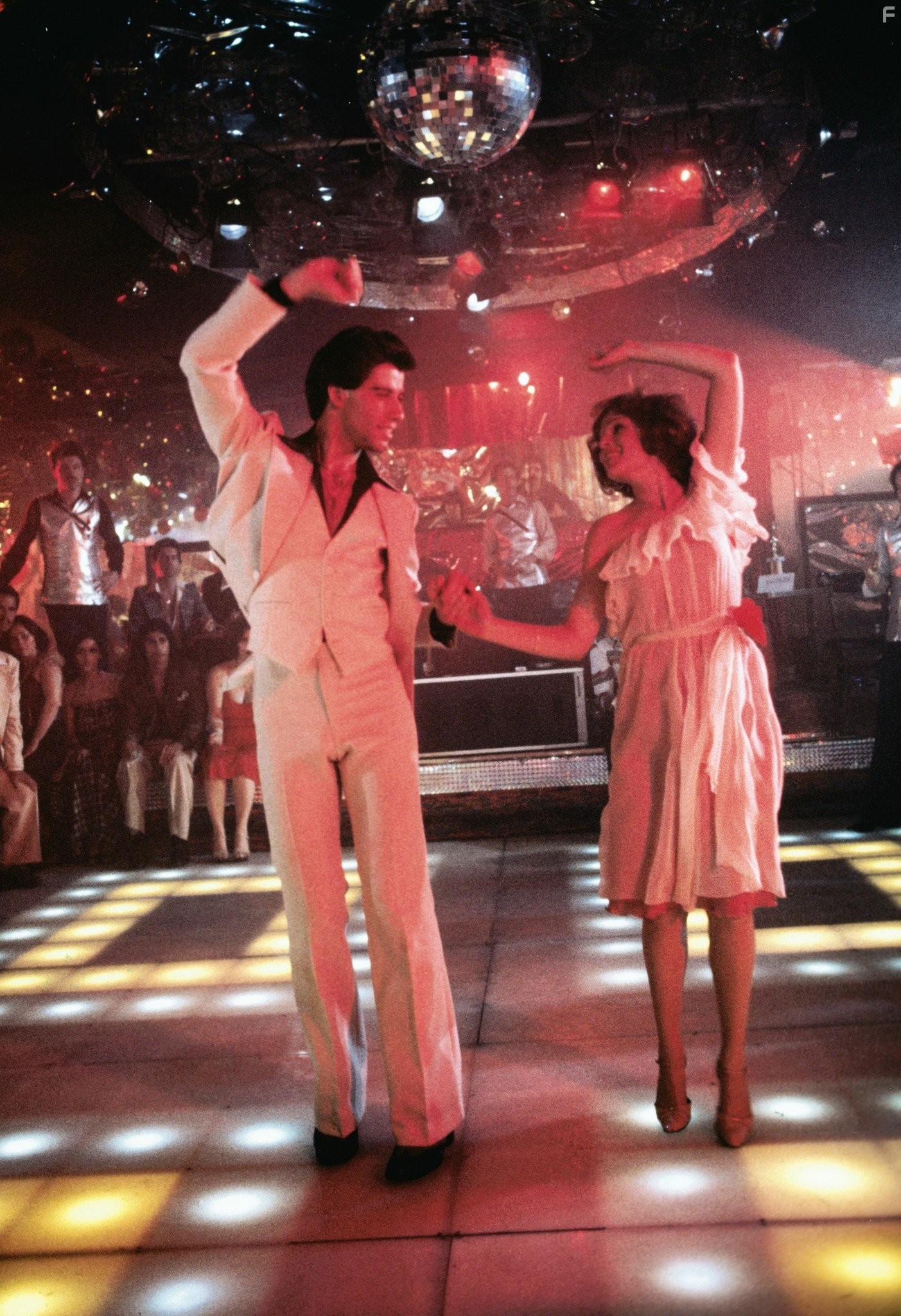 John Travolta and Karen Lynn Gorney in Лихорадка субботнего вечера (1977)