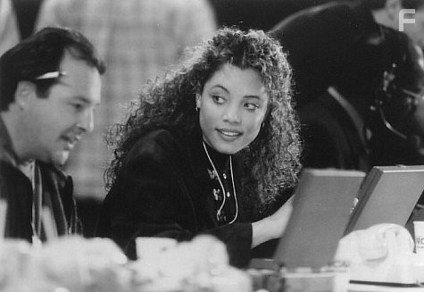 Michael Michele and Kevin Dunn in Шестой игрок (1997)