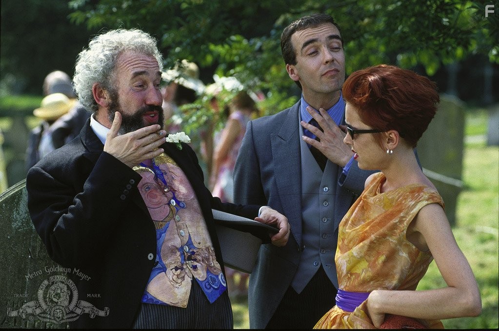 Simon Callow, John Hannah, and Charlotte Coleman in Четыре свадьбы и oдни похороны (1994)