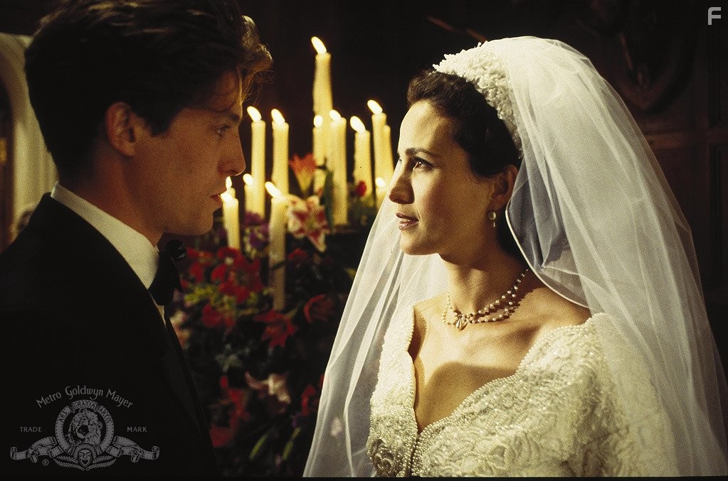 Hugh Grant and Andie MacDowell in Четыре свадьбы и oдни похороны (1994)