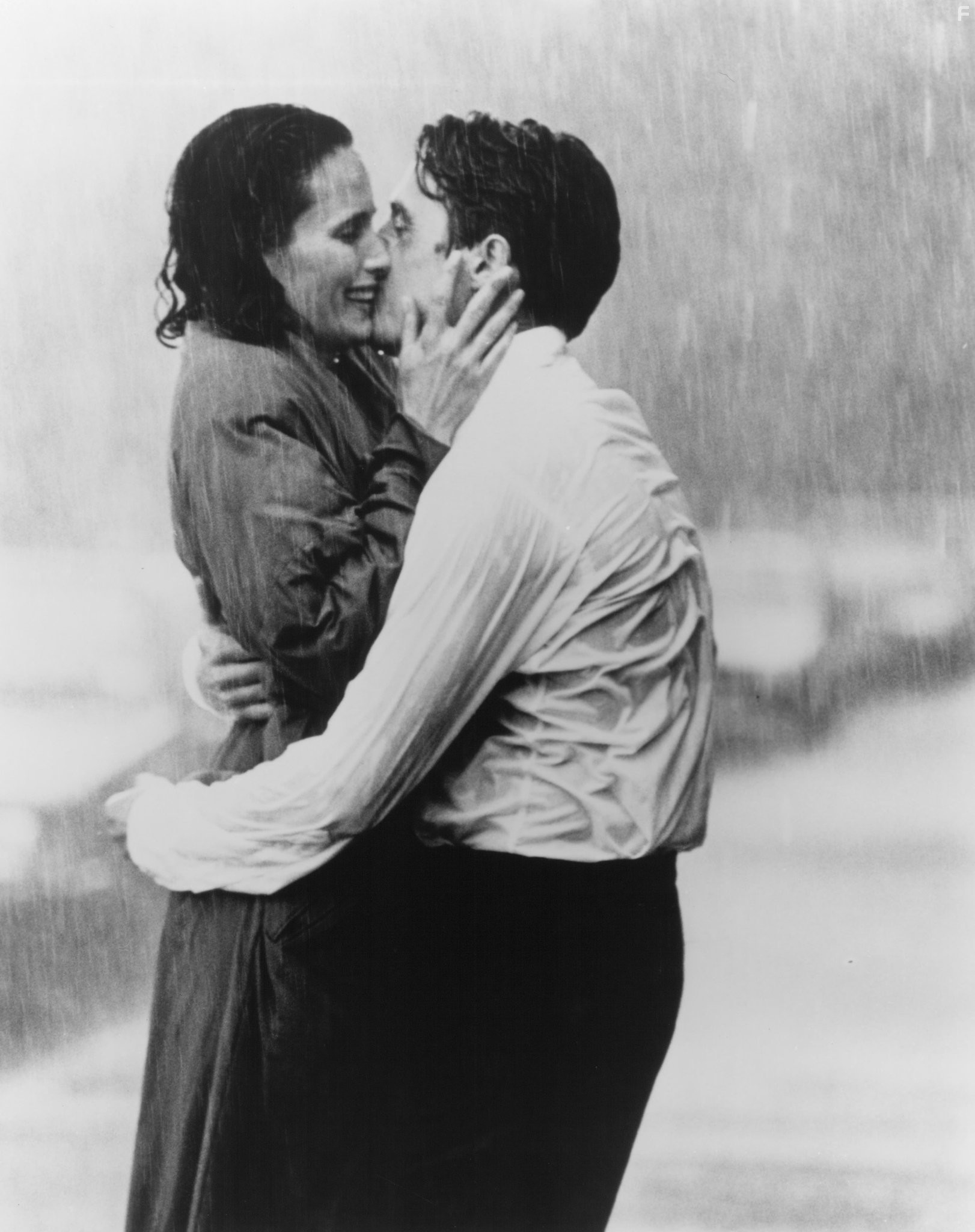 Hugh Grant and Andie MacDowell in Четыре свадьбы и oдни похороны (1994)