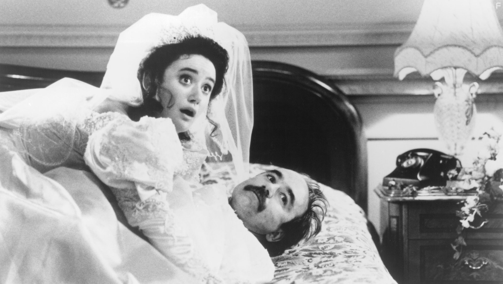 David Haig and Sophie Thompson in Четыре свадьбы и oдни похороны (1994)