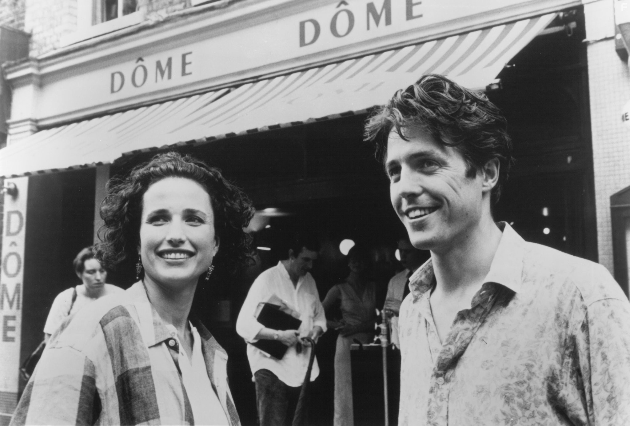 Hugh Grant and Andie MacDowell in Четыре свадьбы и oдни похороны (1994)