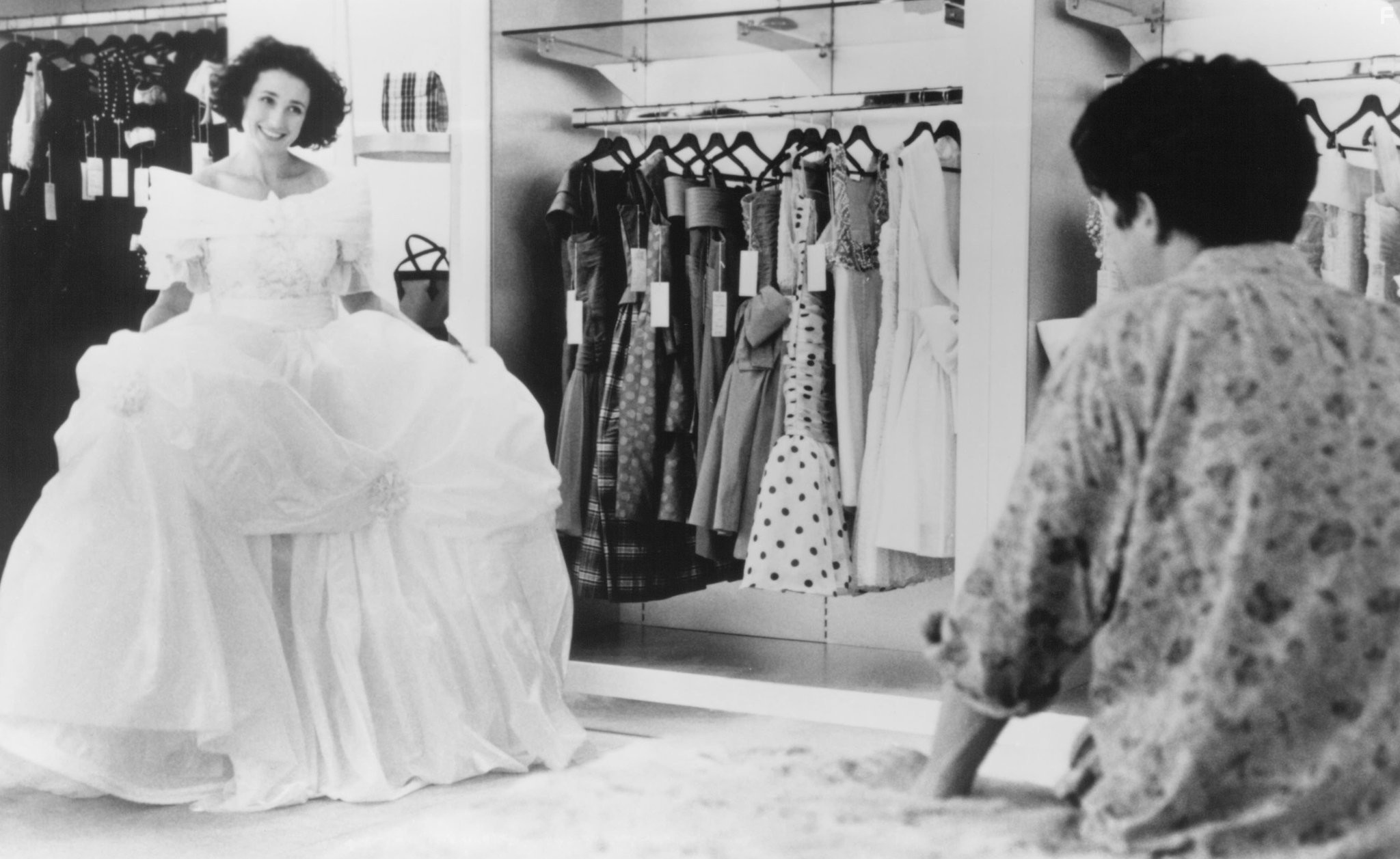 Hugh Grant and Andie MacDowell in Четыре свадьбы и oдни похороны (1994)