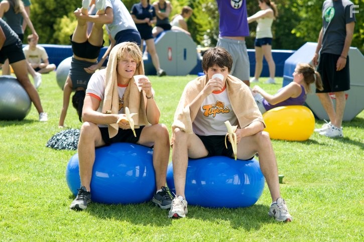 Nicholas D'Agosto and Eric Christian Olsen in Зажги этим летом! (2009)