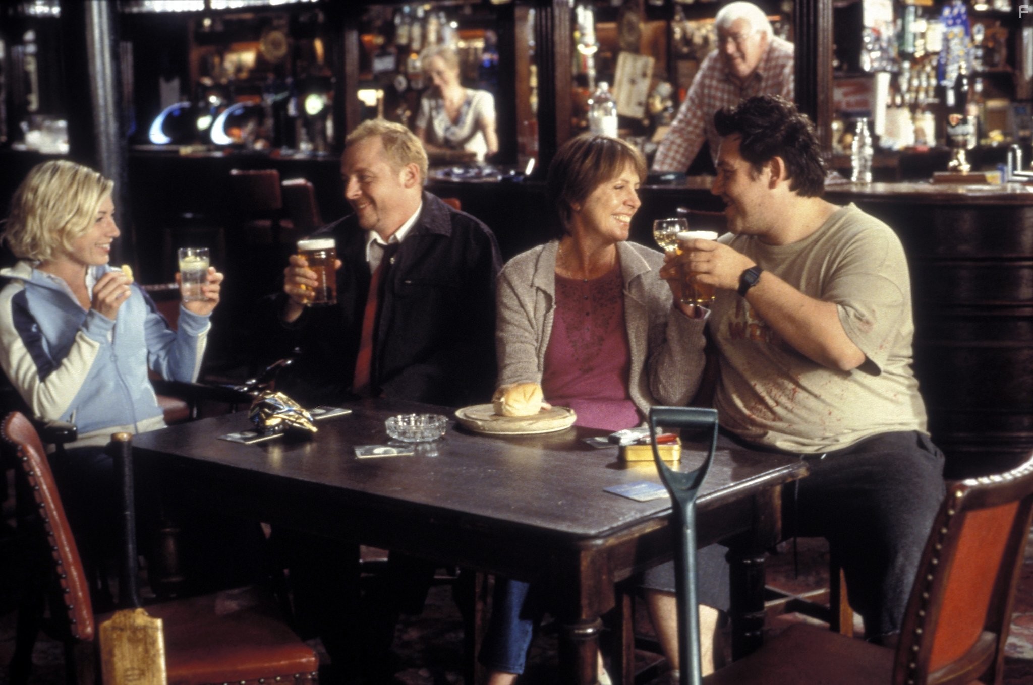 Kate Ashfield, Nick Frost, Simon Pegg, and Penelope Wilton in Зомби по имени Шон (2004)
