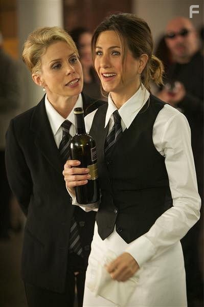 Jennifer Aniston and Cheryl Hines in А вот и Полли (2004)