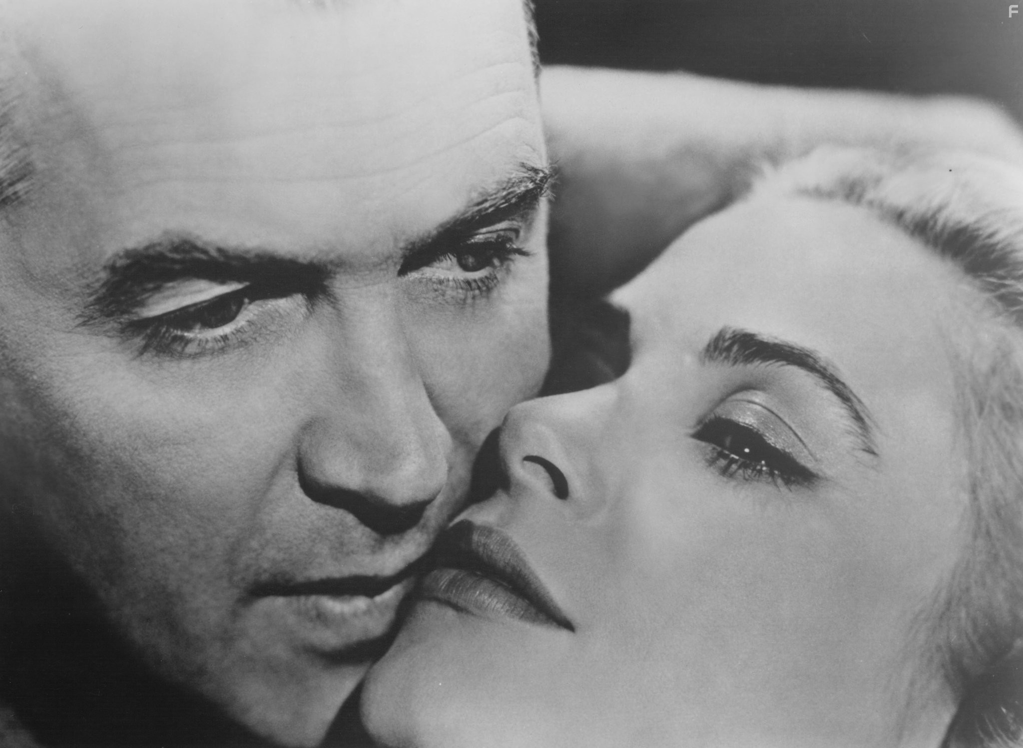 Grace Kelly and James Stewart in Окно во двор (1954)