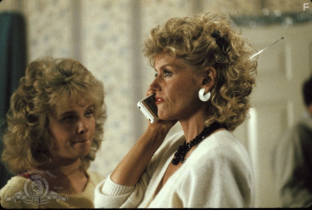 Sharon Farrell and Kelli Maroney in Ночь кометы (1984)