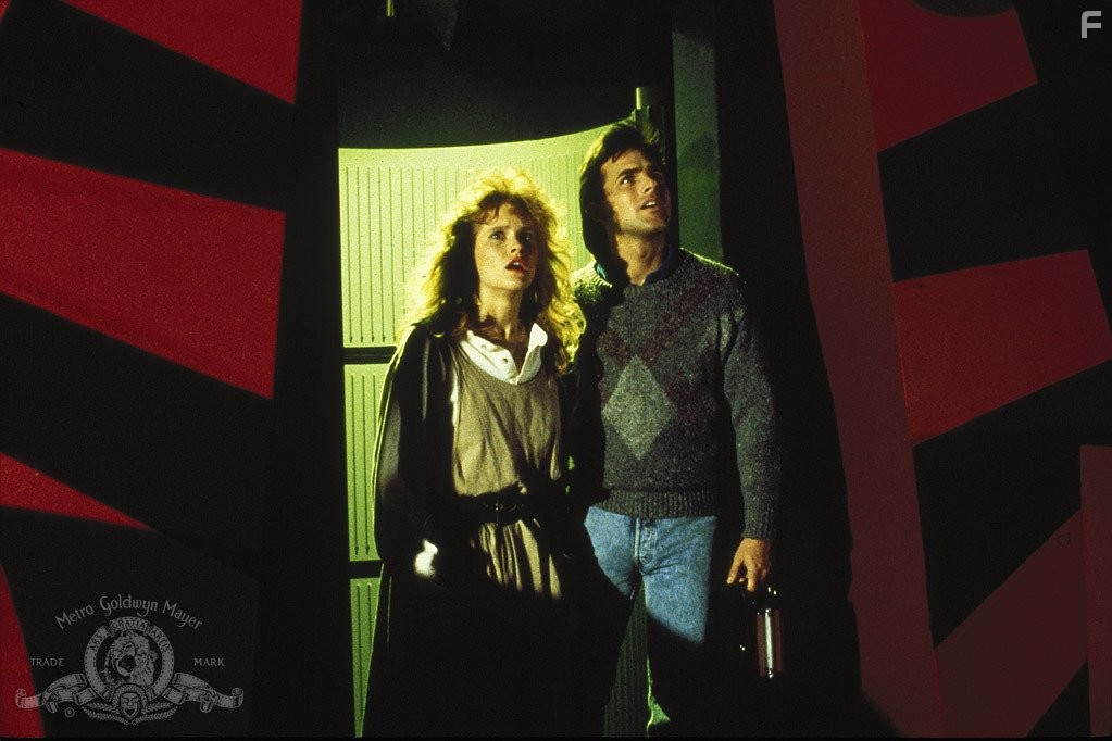 Grant Cramer and Suzanne Snyder in Клоуны-убийцы из космоса (1988)