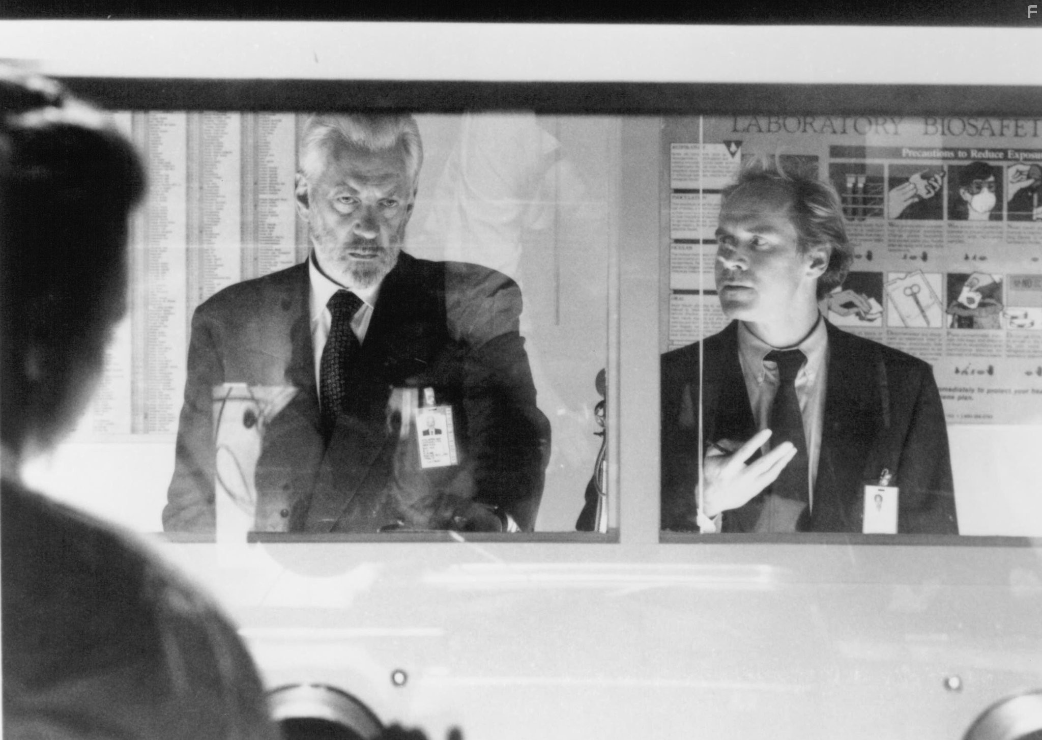 Donald Sutherland and Will Patton in Кукловоды (1994)