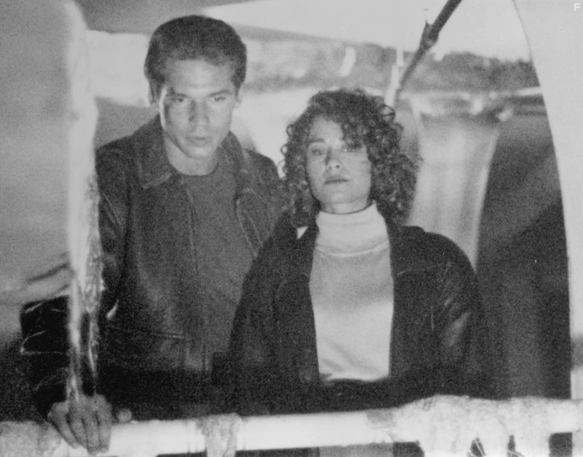 Julie Warner and Eric Thal in Кукловоды (1994)