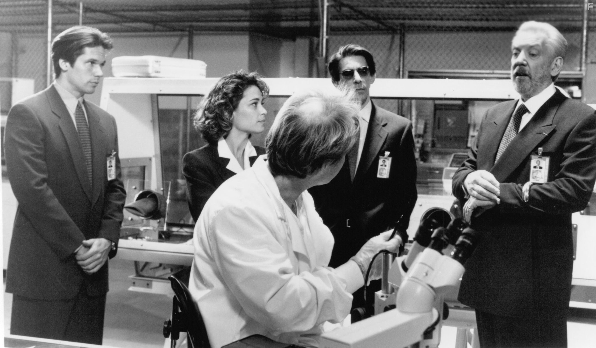 Donald Sutherland, Julie Warner, Richard Belzer, and Eric Thal in Кукловоды (1994)