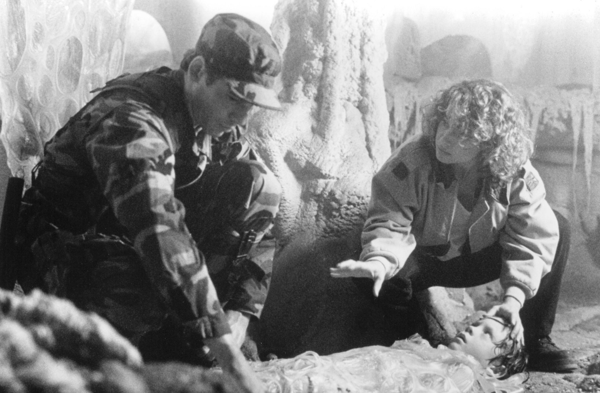 Julie Warner and Eric Thal in Кукловоды (1994)