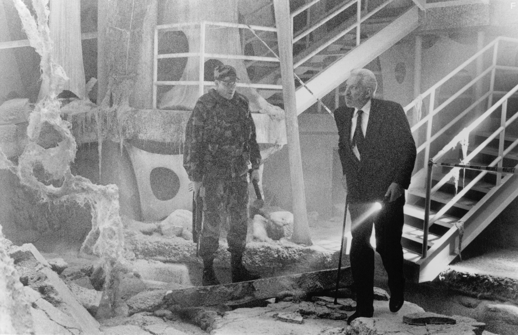 Donald Sutherland in Кукловоды (1994)