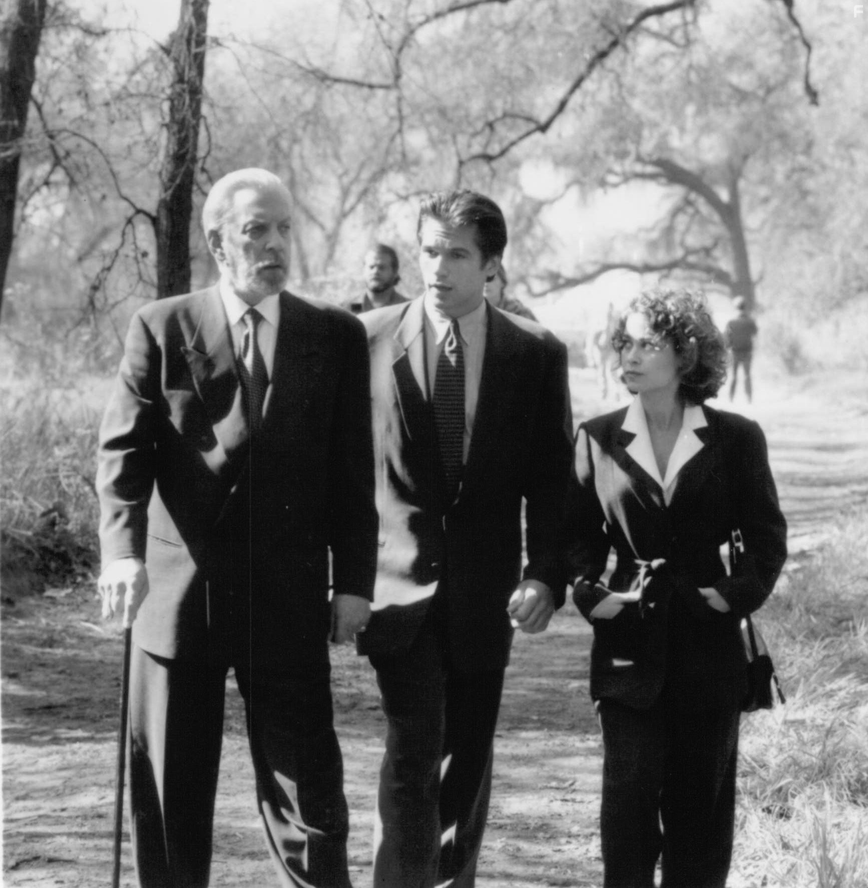 Donald Sutherland, Julie Warner, and Eric Thal in Кукловоды (1994)